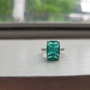Glow emerald ring